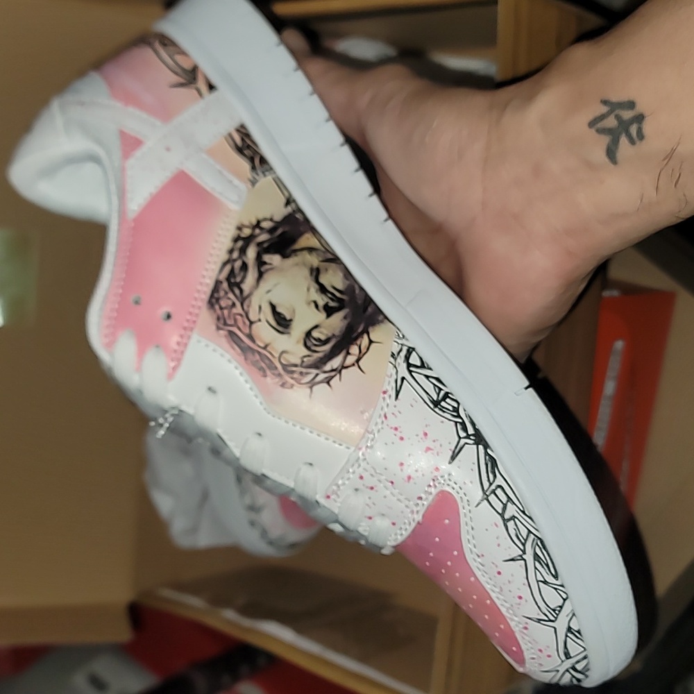 Selling a brand new kito shoes